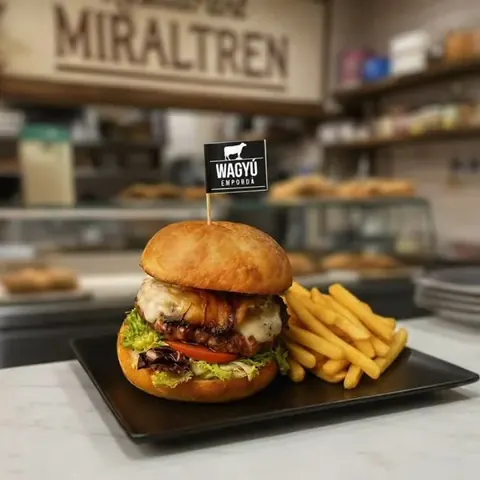 Burger de wagyu de l’Empordà et frites au MIRALTREN