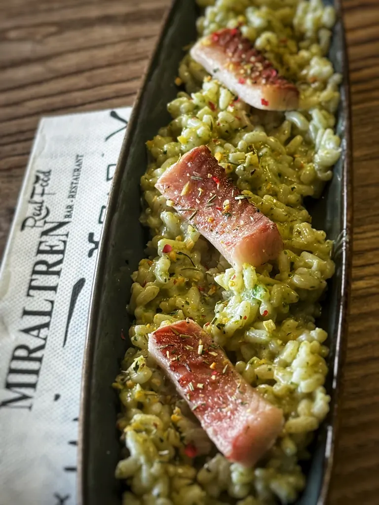 Risotto à l’anguille du MIRALTREN, servi avec la serviette de la maison